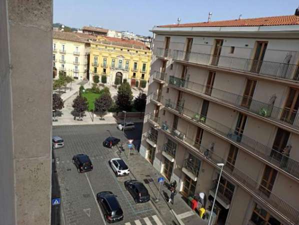 Foto Appartamento in affitto a Avellino - 5 locali 120mq
