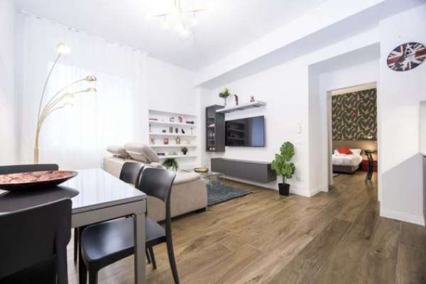 Foto ? Appartamenti eleganti e ben posizionati nella vivace zona di Piazza Dante a Genova, a pochi passi da negozi, ristoranti e attrazioni culturali