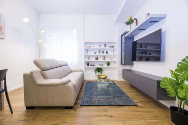 Foto ? Incantevole appartamento situato nella vivace zona di Piazza Dante a Genova, a pochi passi da negozi, ristoranti e attrazioni culturali principali