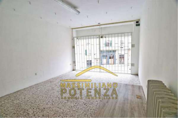 Foto 080 M062 - Negozio 85 mq., grandi vetrine in zona passaggio