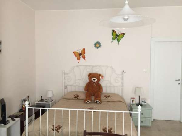 Foto 1 (una) camera matrimoniale a studentessa, vicino universit  a Pescara