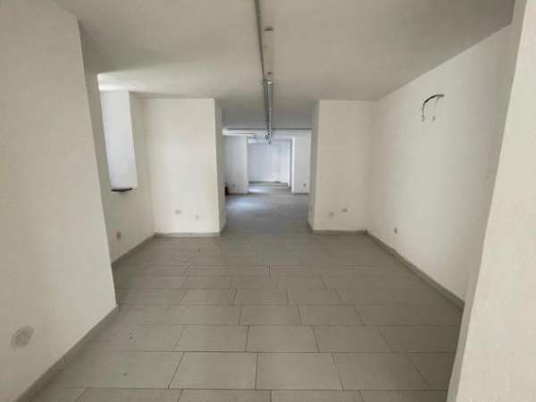 Foto 1 Vetrina in affitto a Caserta