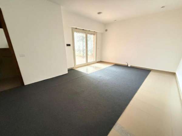 Foto 1 Vetrina in affitto a Caserta