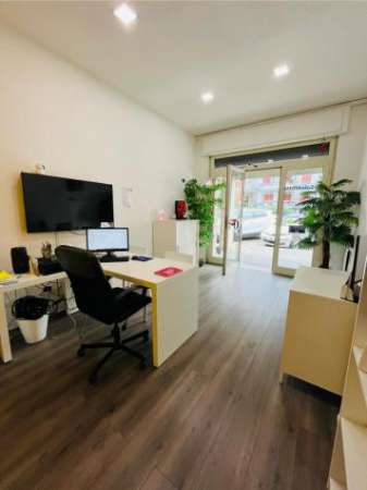 Foto 1 Vetrina in affitto a Frosinone