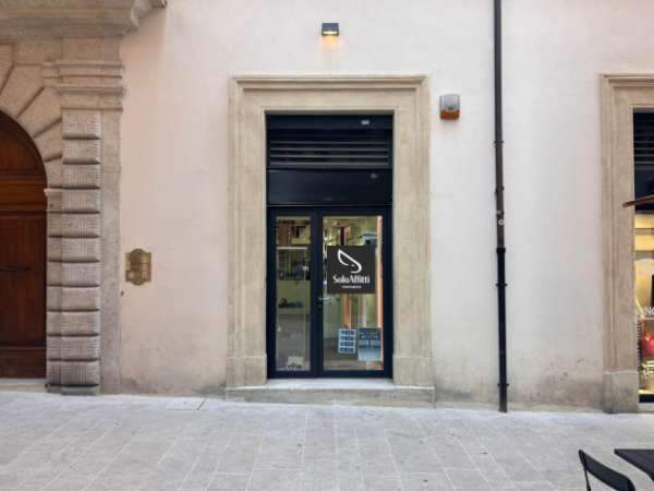 Foto 1 Vetrina in affitto a L'Aquila