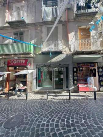 Foto 1 Vetrina in affitto a Napoli