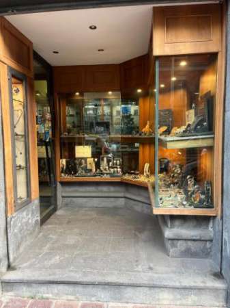 Foto 1 Vetrina in affitto a Napoli
