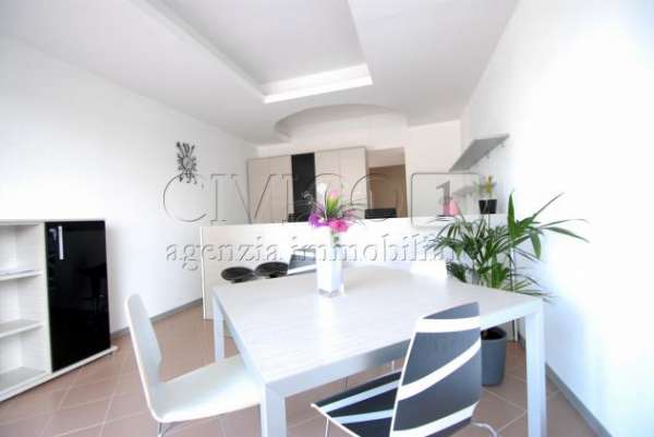 Foto 1 Vetrina in affitto a Padova