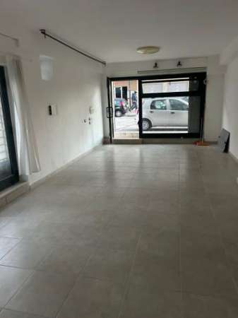 Foto 1 Vetrina in affitto a Pescara