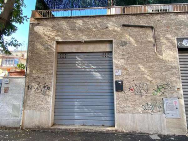 Foto 1 Vetrina in affitto a Roma