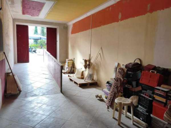 Foto 1 Vetrina in affitto a Roma