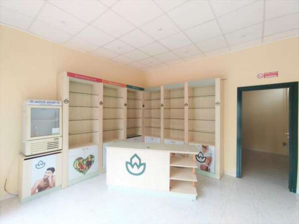 Foto 1 Vetrina in affitto a Roma