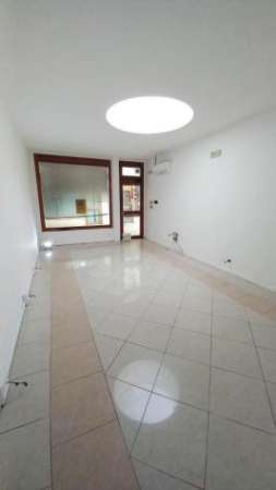 Foto 1 Vetrina in affitto a Rovigo