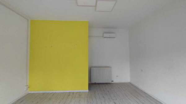 Foto 1 Vetrina in affitto a Saronno