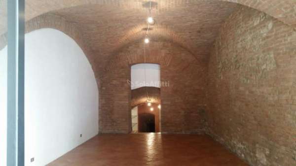 Foto 1 Vetrina in affitto a Siena, Centro storico