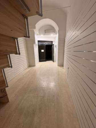 Foto 1 Vetrina in affitto a Siena