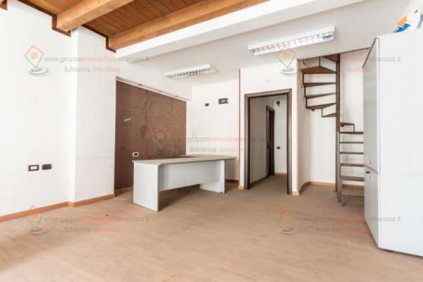 Foto 1 Vetrina in affitto a Siracusa