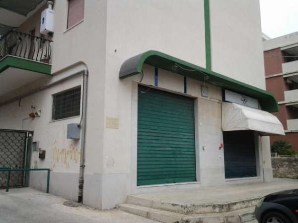 Foto 1 Vetrina in affitto a Siracusa