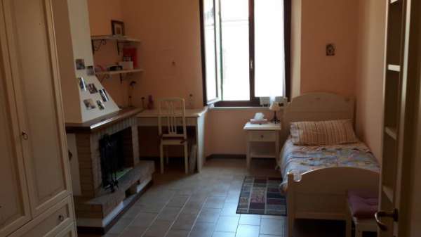Foto 2 singole a studentesse ad Ancona centro