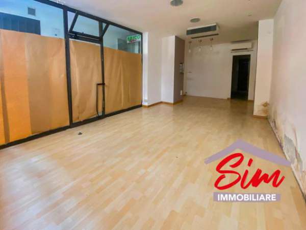 Foto 2 Vetrine in affitto a Novara