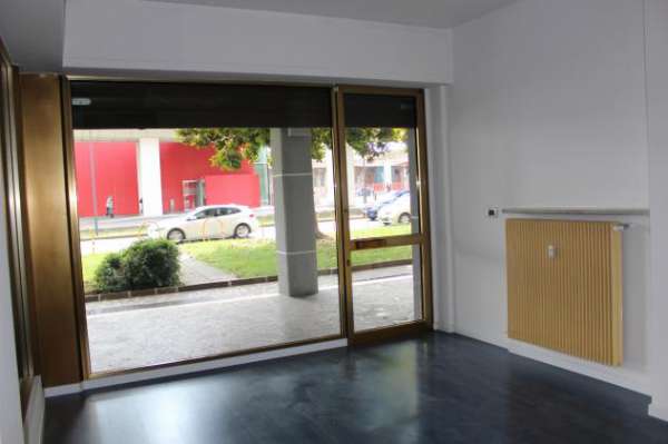 Foto 2 Vetrine in affitto a Pordenone