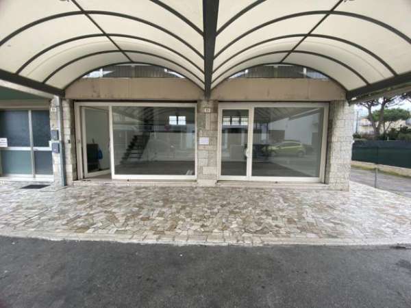 Foto 2 Vetrine in affitto a Rimini