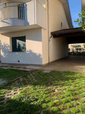 Foto 5825 Villa con giardino non arredata a Cavalicco