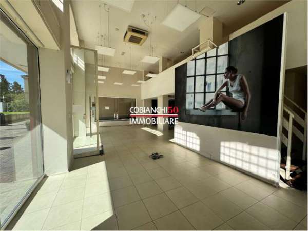 Foto A000059 - INTRA, IMMOBILE COMMERCIALE 200 MQ CON SOPPALCO