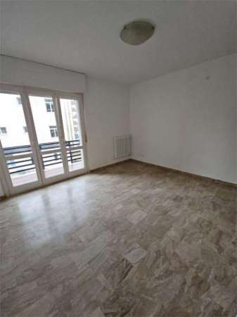 Foto A000183 - AFFITTASI APPARTAMENTO NON ARREDATO