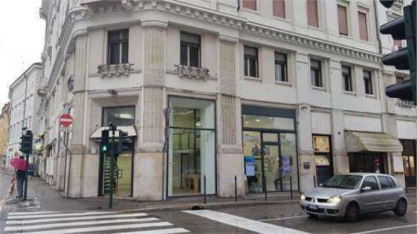 Foto A000397 -  AMPIO LOCALE COMMERCIALE VARIE POSSIBILITA'