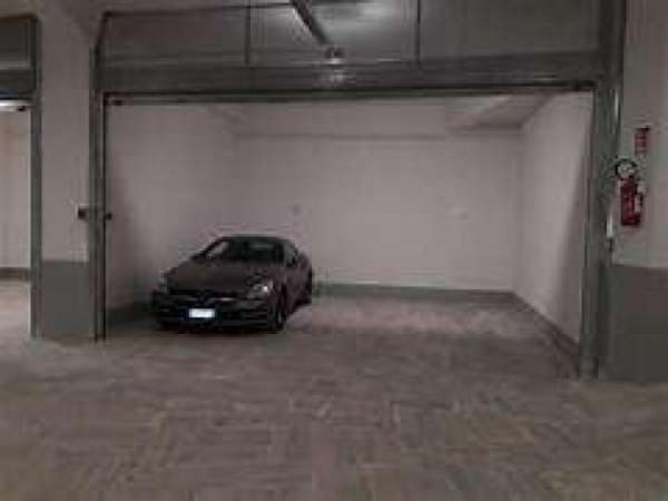 Foto A000405 - GRANDE POSTO AUTO E MOTO IN AFFITTO CENTRO CITTA'