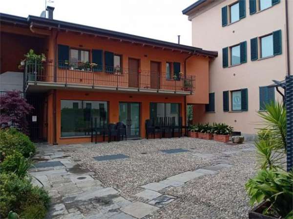 Foto A000451 - CANTU'  centro affittiamo NEGOZIO/UFFICIO con posto auto