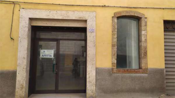 Foto A000474 - Locale commerciale nel centro storico di Todi.