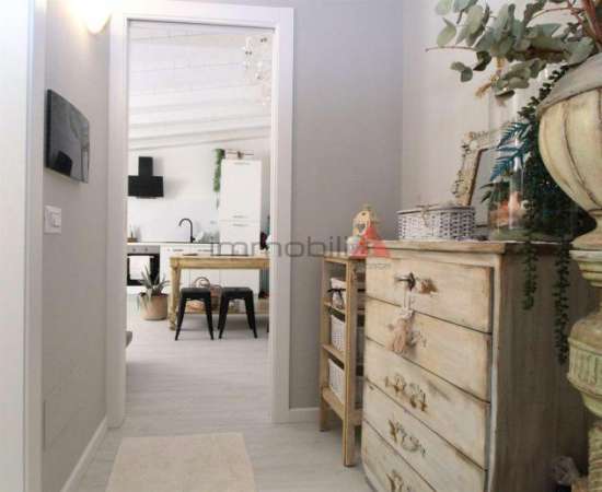 Foto Affascinante Bilocale Arredato Stile Shabby Chic in Pieno Centro Storico a Seregno - Box Incluso