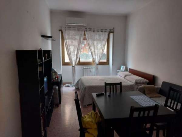 Foto Affittasi (solo a STUDENTESSA) ampia stanza - zona Marconi