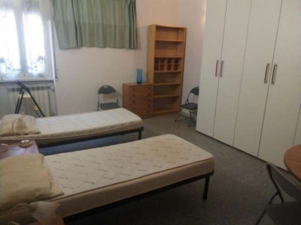 Foto AFFITTASI AMPIA CAMERA DOPPIA O POSTO LETTO A SAN LORENZO, ROMA