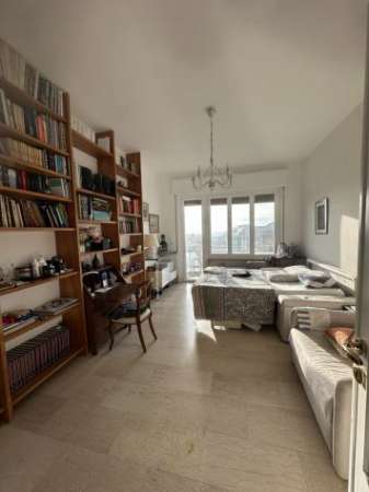 Foto Affittasi ampia stanza in zona Albaro