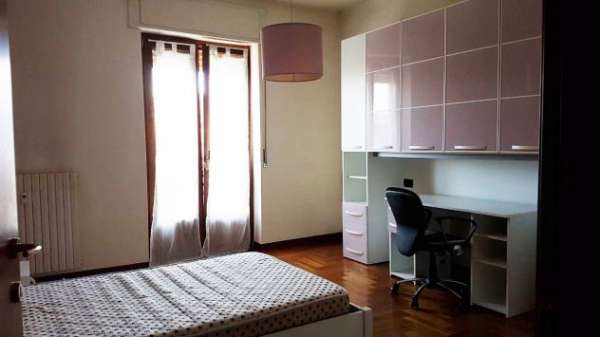 Foto Affittasi ampia stanza singola a Varese, libera da subito.