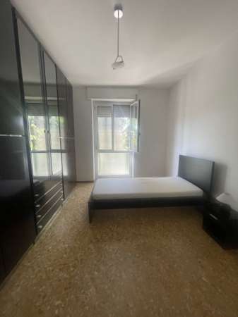 Foto Affittasi ampia stanza singola solo per donna lavoratrice