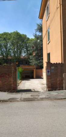Foto Affittasi ampio garage per auto di grossa cilindrata in centro