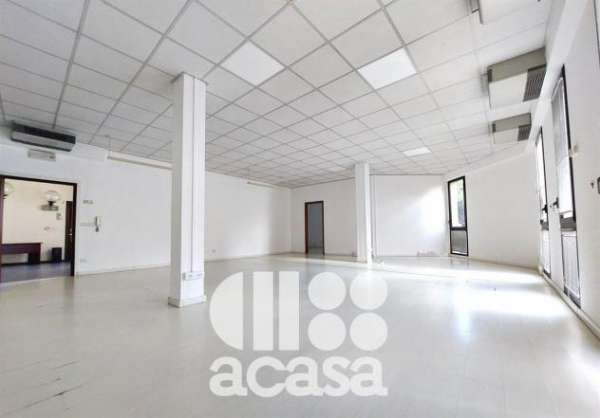 Foto AFFITTASI AMPIO UFFICIO DI RAPPRESENTANZA CON DOPPIO POSTO AUTO PRIVATO .