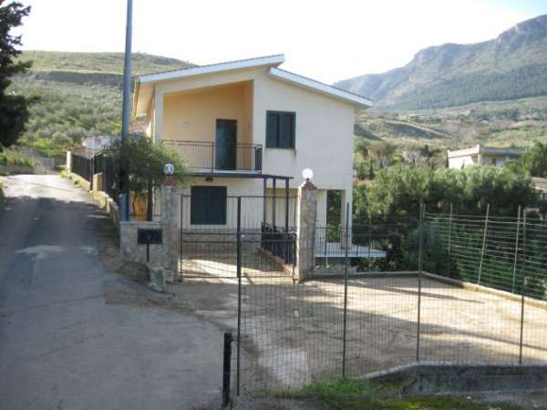 Foto affittasi app.mento al primo piano di un villino bifamiliare in collina TRABIA