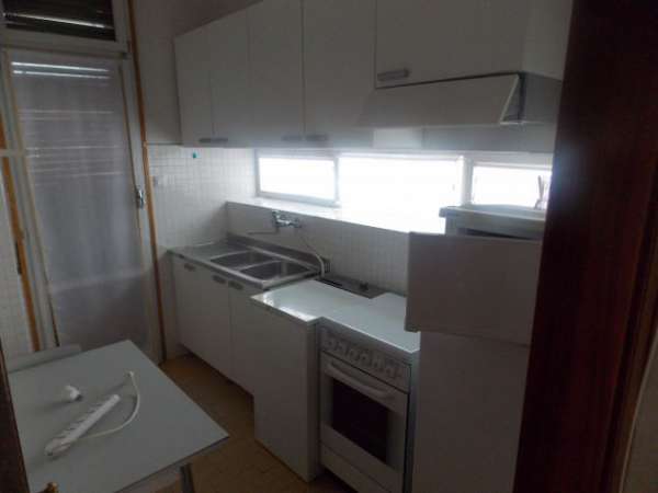 Foto affittasi app.to due camere cucina sala ingresso bagno 2 balconi