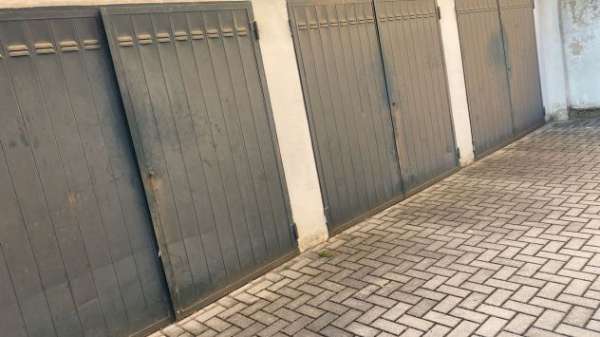 Foto affittasi autorimesse zona Ospedale Volturno
