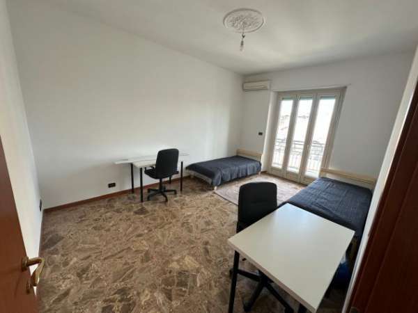 Foto Affittasi camere in appartamento luminoso e ben collegato