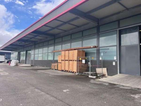 Foto Affittasi capannone per magazzino /logistica Centergross