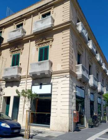 Foto Affittasi Centralissimo signorile Trilocale/cottura arredato
