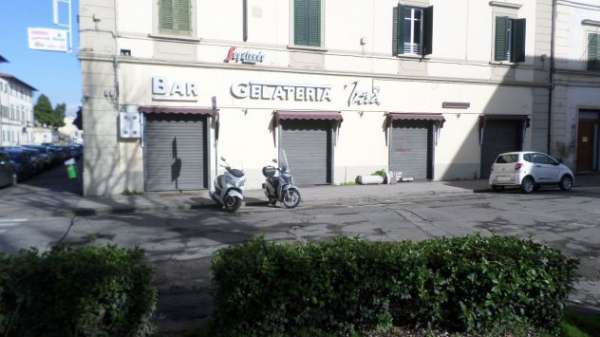 Foto Affittasi fondo commerciale a Empoli angolo Via Roma-Piazza Stazione.