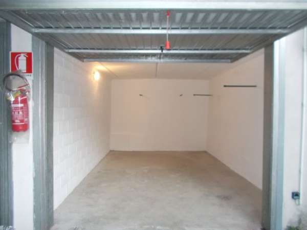 Foto Affittasi garage singolo larghezza porta m 2,50