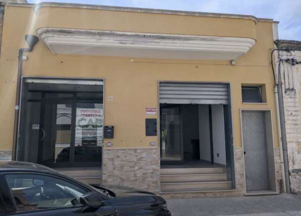 Foto Affittasi locale commerciale / ufficio nel centro di Lizzano (TA)